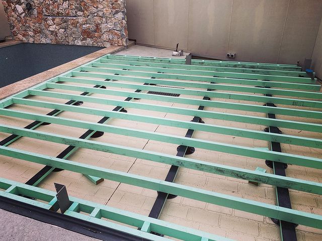 A fantastic example of a low deck eXtreme Joist frame by the talented Darren Brown. https://www.instagram.com/aussiedeckingchippie